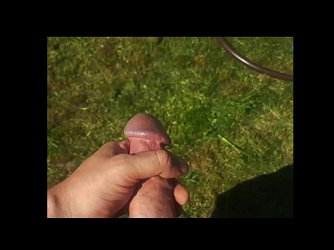 ❤️ A guapa quente recibe o seu coño rosa fodido e corre cun chorro nun xardín de verán ️❌ Putas en nós ️❤
