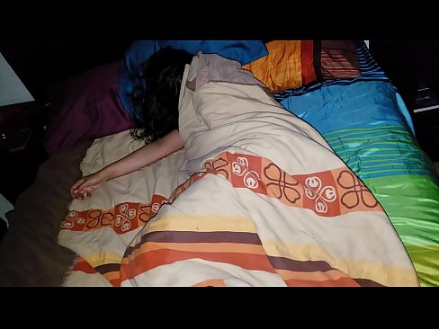 ❤️ Fillastro reprendendo á súa nova madrasta mentres ela dorme. ️❌ Putas en nós ️❤
